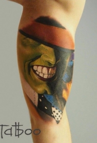 大臂令人印象深刻的微笑面具纹身图案