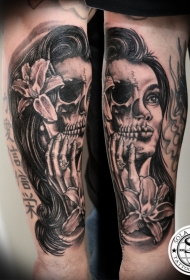 小臂黑色半骷髅半女人脸纹身图案