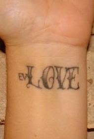手腕上的英文字母花体纹身图片