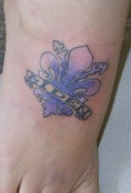 脚背彩色鸢尾与字母的纹身图案