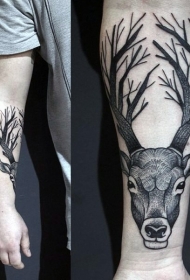 手臂黑色鹿头骨个性纹身图案