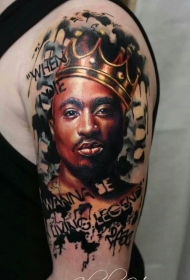 大臂彩色肖像与皇冠纹身图案