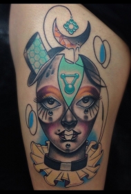 大腿滑稽的彩色小丑与各种符号纹身图案