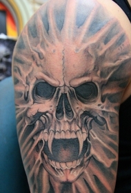 大臂令人印象深刻的黑白神秘恶魔骷髅纹身图案