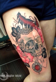 女性腿部彩色珠宝和骷髅纹身图案