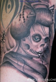 肩部灰色恶魔艺妓纹身图案