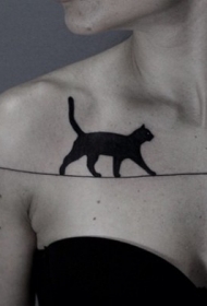 锁骨黑色的猫走在线上纹身图案