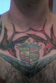胸部徽章和燕子纹身图案