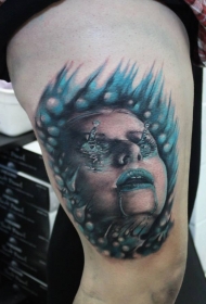 大腿淹没女性肖像与水纹身图案