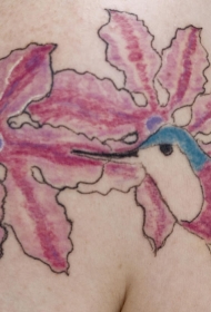 肩部彩色花朵和蜂鸟纹身图案