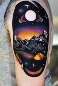 新学校风格的彩色肩部山脉纹身图案