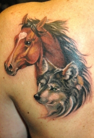 背部逼真的肖像马和狼纹身图案