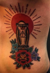 老派风格彩滑板与鲜花纹身图案