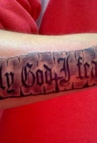 手臂卷轴和英文字母纹身图案