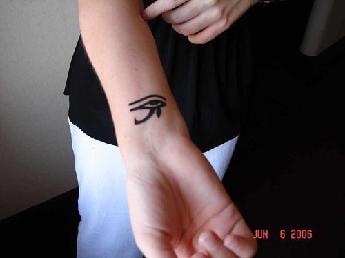 手腕粗线条荷鲁斯之眼纹身图案