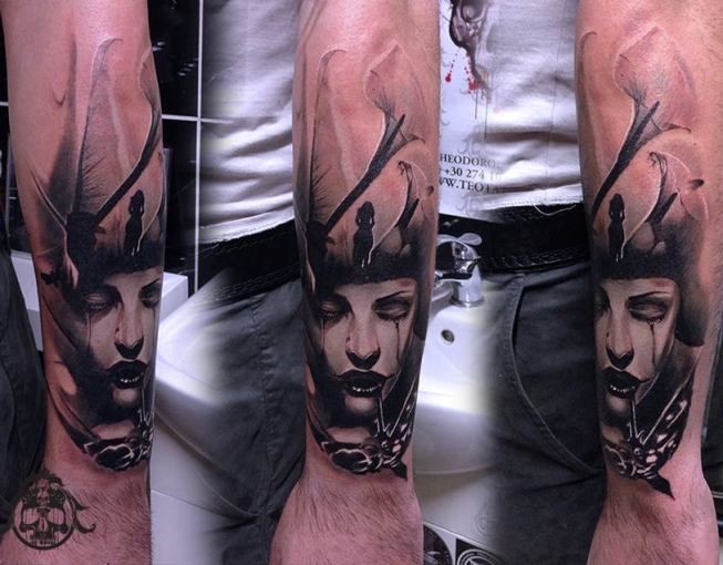 小臂黑色的神秘女人肖像与鸟纹身图案