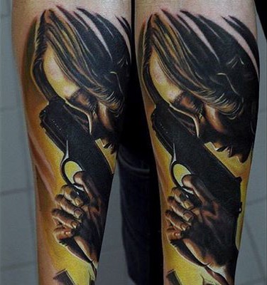 现实主义风格彩色女性肖像和手枪纹身图案