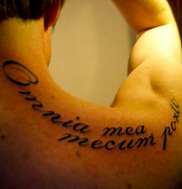 男性肩部黑色字母纹身图案