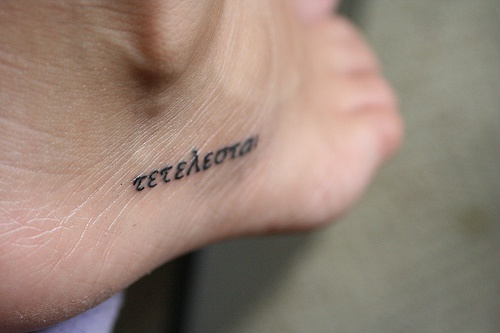 脚部字母与数字代码纹身图案