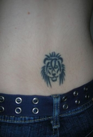 腰部黑色的狮子头纹身图案