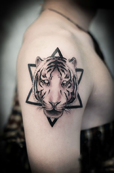 手臂六芒星和老虎纹身图案