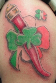 肩部彩色四叶草辣椒纹身图片