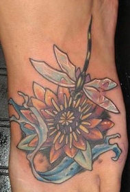 脚背花朵和蜻蜓彩色纹身图案