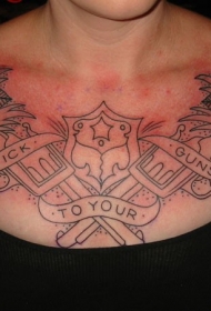 女孩胸部黑色手枪和玫瑰纹身图案