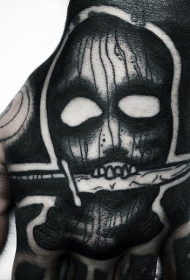 手背黑色疯狂的面具与匕首纹身图案