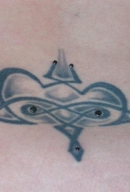 腰部图腾像一张脸纹身图案