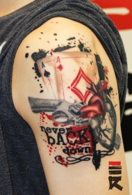 大臂赌博主题彩色手枪和扑克牌纹身图案