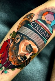 新风格的彩色老人帽子和鸟纹身图案