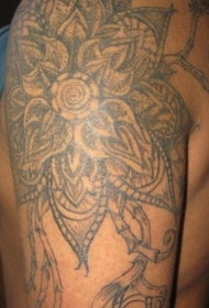 肩部黑灰奇怪的大花纹身图案