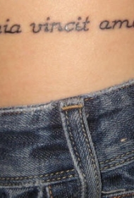 腹部爱能征服一切拉丁文纹身图片