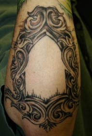 腿部棕色花体图腾纹身图案