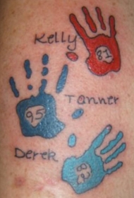 背部婴儿手印和字母彩色纹身图案