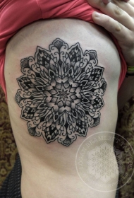 侧肋绚丽的黑色梵花纹身图案