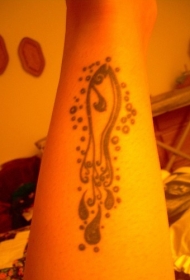 腿部黑色鱼和水滴图腾纹身图案