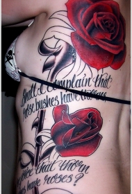侧肋纪念性的字母和大玫瑰纹身图案