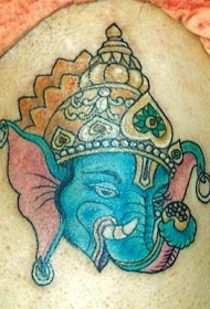肩部彩色象神皇冠纹身图案