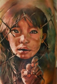 肩部现实主义风格的彩色小女孩肖像纹身