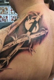 肩部令人难以置信的黑白大竹子纹身图案