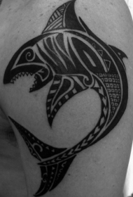 鲨鱼波利尼西亚风格肩部纹身图案