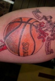 手臂彩色武士刀和刻字篮球纹身图片