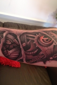 手臂机械与血腥的眼球纹身图案