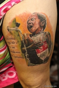 腿部彩色的男孩与英文纹身图案