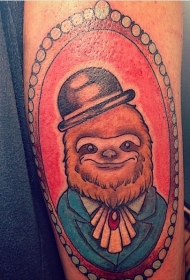 手臂卡通风格的绅士树獭纹身图案