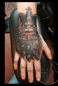 手背黑色神秘的新学校风格暴徒女王纹身