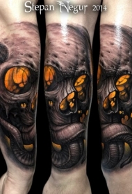 手臂新传统风格的彩色恶魔头骨纹身