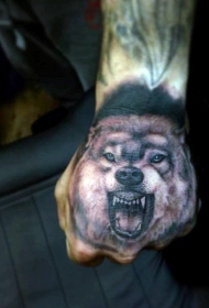 黑灰风格邪恶狼手背纹身图案